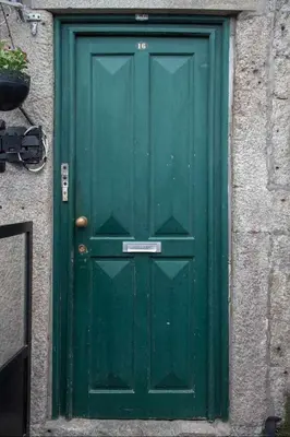 a green door on the side of a building at Panorama Apartments Ribeira Gaia in Vila Nova de Gaia