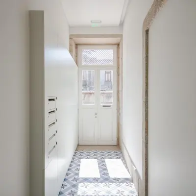 a hallway with a door and a tile floor at HM - Oporto Cedofeita 500B in Porto