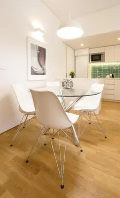 a dining room with white chairs and a glass table at HM - Oporto Cedofeita 500E in Porto