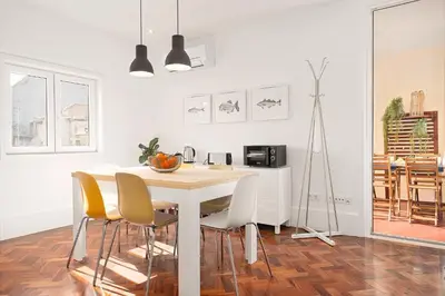 a kitchen and dining room with a table and chairs at Oporto Classic Pàtio in Porto