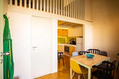 a kitchen and dining room with a table and chairs at Estúdio 22 na Boavista, JAMBA House in Porto