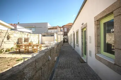 a narrow alley with a table and a building at Estúdio 22 na Boavista, JAMBA House in Porto
