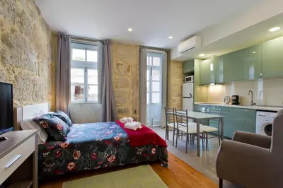 a small room with a bed and a kitchen at Casas de Vera Cruz in Porto