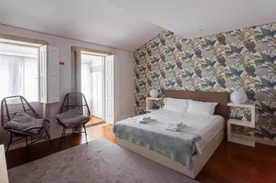 a bedroom with a bed with a floral wall at Citybreak-apartments Lapa in Porto