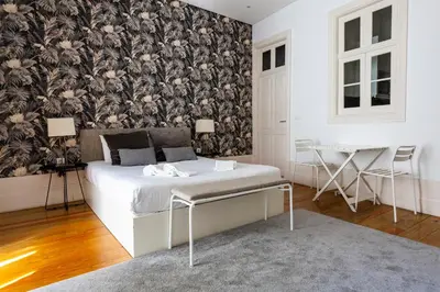 a bedroom with a bed and a floral wallpaper at Citybreak-apartments Lapa in Porto