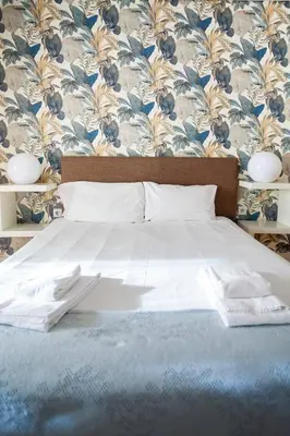 a bedroom with a large bed with a floral wallpaper at Citybreak-apartments Lapa in Porto