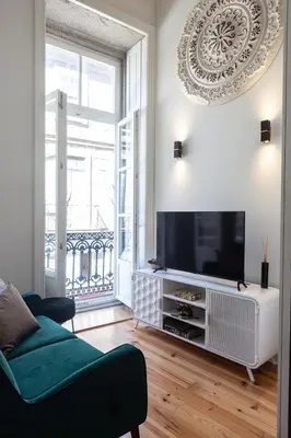 a living room with a tv and a couch at Cinema Luxury House in Porto