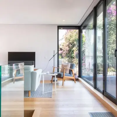 LovelyStay - Primrose 2BR Flat with Free Parking