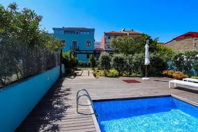 a backyard with a swimming pool and a blue house at HM - Segredo do Porto in Porto