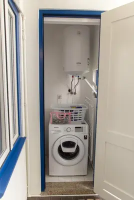 a washer and dryer in a small room at Janelas de São Bento 3 by Porto City Hosts in Porto