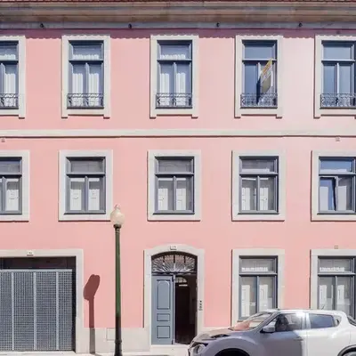 BOUTIQUE Rentals- Art & Charm Apt w/ balcony & garage