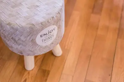 a stool with a sticker on it on a wooden floor at Gaia House - Apartamento com Metro à Porta e Centro Histórico Perto in Vila Nova de Gaia