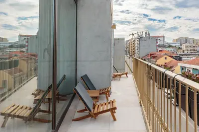 a room with a table and chairs and a ceiling at Feel Porto Corporate Housing Campanhã in Porto