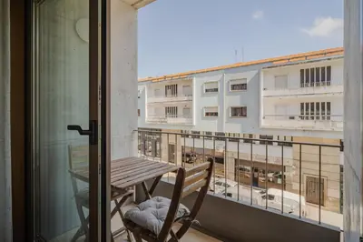 a bathroom with a sink and a shower at Feel Porto Corporate Housing Campanhã in Porto