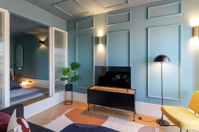 a living room with blue walls and a tv and a couch at HM - Infante Riverside Apartment N in Porto