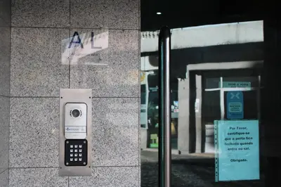a remote control attached to the side of a building at Estúdio Corujeira in Porto