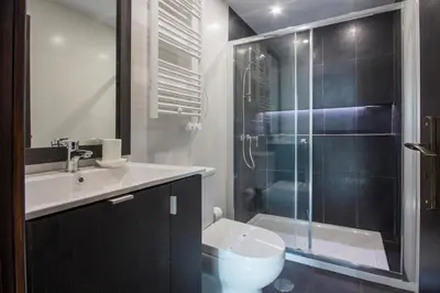 a bathroom with a shower and a sink and a toilet at 607 Galé Apartamento Wi-Fi, estacionamento in Porto