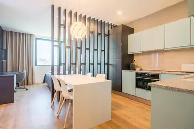 a kitchen and dining room with a table and chairs at 418 Apartamento Galé wifi, estacionamento, elevador in Porto