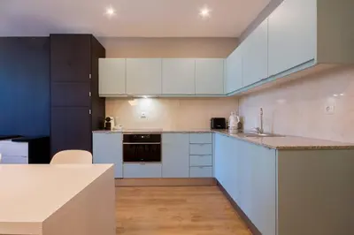 a kitchen with white cabinets and white appliances at 408 Galé Center Apartamento Wi-Fi, estacionamento in Porto
