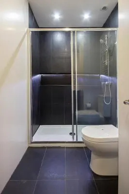 a bathroom with a shower and a toilet at 408 Galé Center Apartamento Wi-Fi, estacionamento in Porto