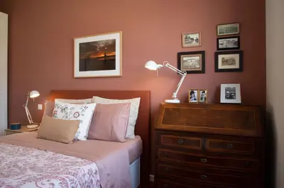 a bedroom with a bed and a dresser with two lamps at Aconchegante Apartamento no Centro do Porto in Porto