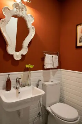 a bathroom with a toilet and a sink and a mirror at Aconchegante Apartamento no Centro do Porto in Porto