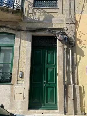 a green door on the side of a building at Villa Invicta II in Porto