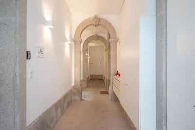 a hallway with an archway leading into a room at Tomas Loft in Porto