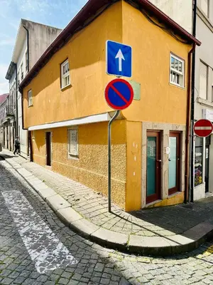 a street sign in front of a yellow building at CHARM APARTMENTS PORTO - Centro Batalha 2 in Porto