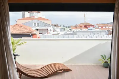 a balcony with a chair and a view of a city at Charmosa penthouse 2 quartos - Batalha - Porto - APT N in Porto