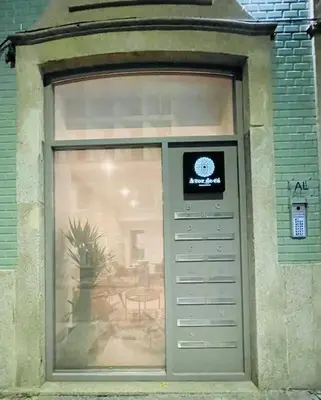 a window of a building with an appliance at Lindo apartamento em zona central, Batalha - Porto - APT L in Porto