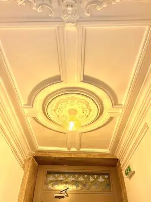 a ceiling over a door with a ceiling at Lindo apartamento em zona central, Batalha - Porto - APT L in Porto