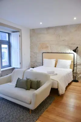 a bedroom with a large bed and a couch at Lindo apartamento em zona central, Batalha - Porto - APT L in Porto