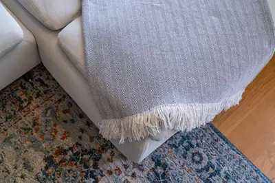 a living room with a white couch and a rug at L'atelier L - Quartier des Arts in Porto