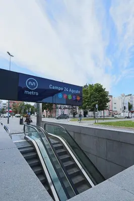 a sign for a metro station with a escalator at HM - Casa Ghiselini Porto 213 in Porto