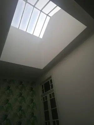 a skylight in a room with a ceiling at HOSPEDARIA LONDRES in Porto