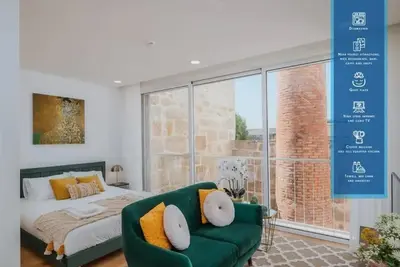 a bedroom with a bed and a green couch at Chimney Luxury House with AC in Porto