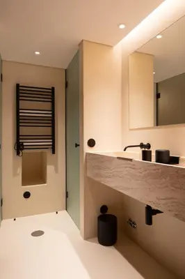 a bathroom with a sink and a mirror at Almadina Smart Luxury in Porto