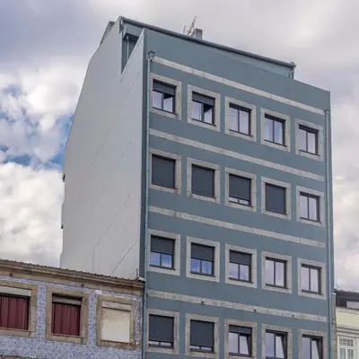 a tall building with windows on the side of it at S. Lázaro Studio in Porto