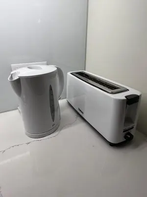 a toaster and a toaster sitting on a counter at Byobu Apartment, by Bolhão Residences in Porto
