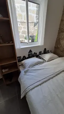 two beds in a room with a window at KirasHouse in Porto