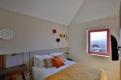 a bedroom with a bed and a window at 4CITY FLAT CAMARÃO in Porto