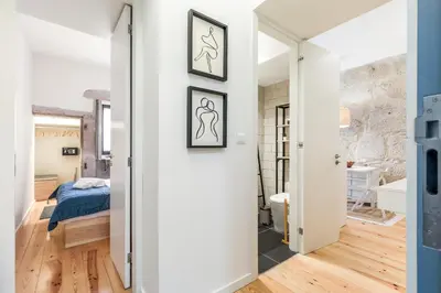 a bedroom with a bed and a bathroom at OPO Bonjardim 902 II in Porto