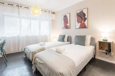 a bedroom with two beds and a tv in it at GuestReady - OPortoGrow Central Batalha 2 in Porto
