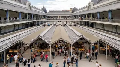 an overhead view of a shopping mall with people walking around it at Lapa City Flat Porto - by Guest SPA in Porto