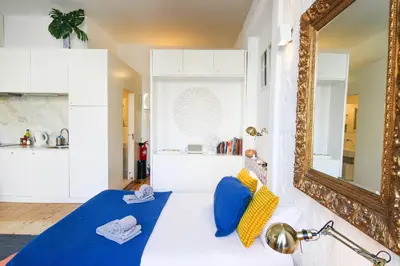 a bedroom with a mirror and a blue bed at Historic Oldtown Getaway in Porto