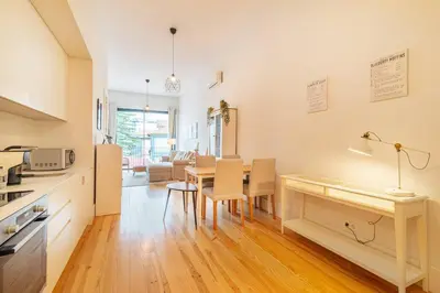a kitchen and dining room with a table and chairs at Republica I by Innkeeper in Porto