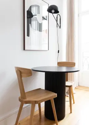 a table with a lamp and two chairs at VIVA Merchant's Way in Porto