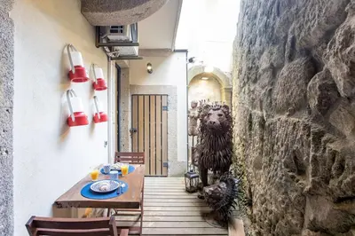 a statue of a lion on a wall in a hallway at GuestReady - Fantástico apt em Santa Catarina in Porto