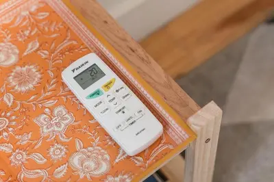 a remote control sitting on top of a box at Oporto Cozy Flats in Porto